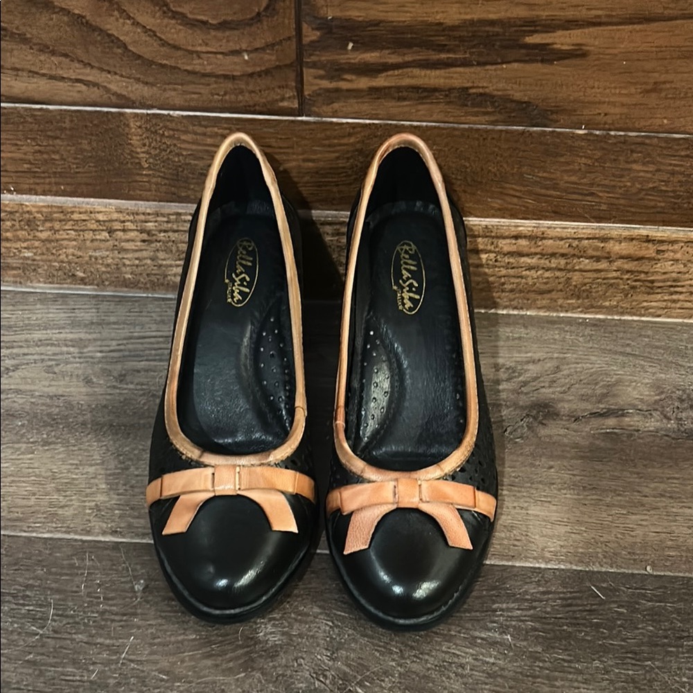 Elegant Black and Tan Heels with Bow Accent. Leather. - Picture 2 of 8